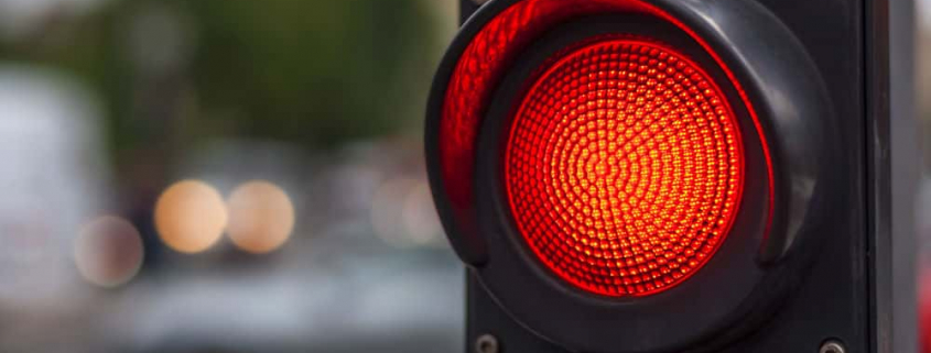 5 maneiras de recorrer da multa de avançar sinal vermelho 1